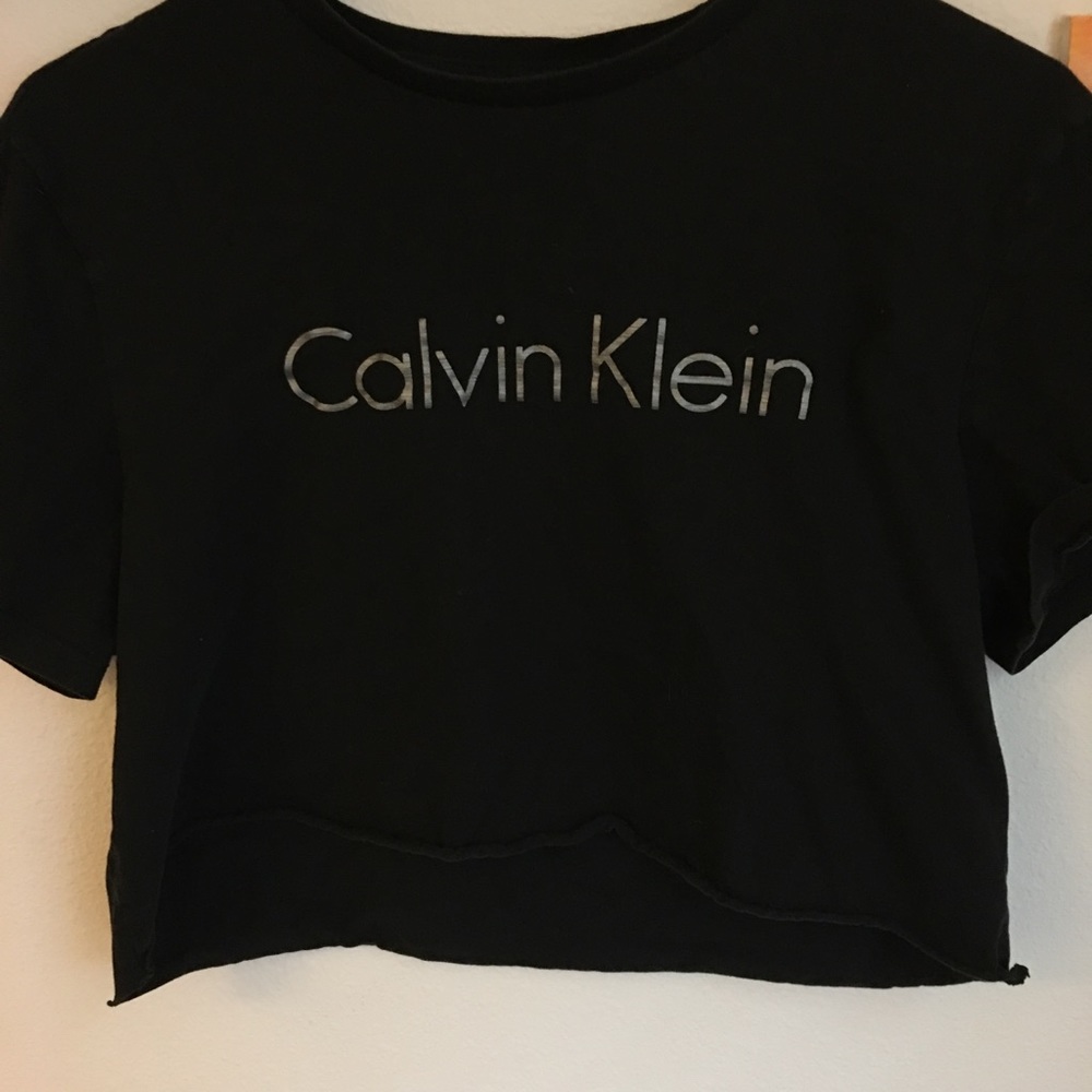 Cropped Calvin Klein’s shirt